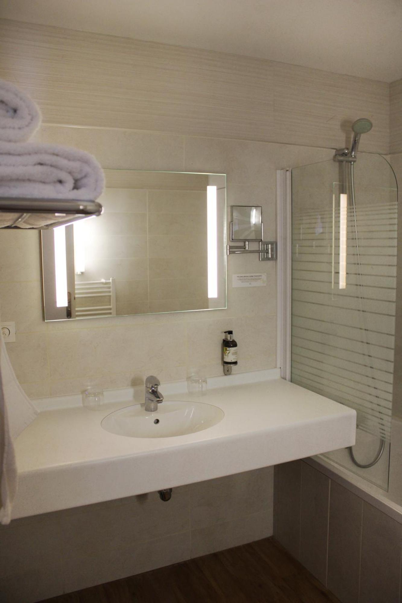 Auberge Du Lac, Sure Hotel Collection By Best Western Mesnil Saint Pere Bagian luar foto
