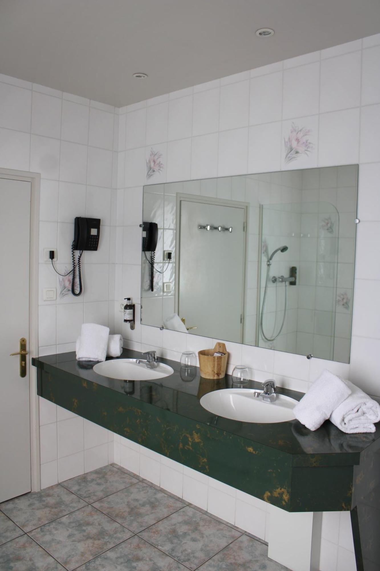 Auberge Du Lac, Sure Hotel Collection By Best Western Mesnil Saint Pere Bagian luar foto