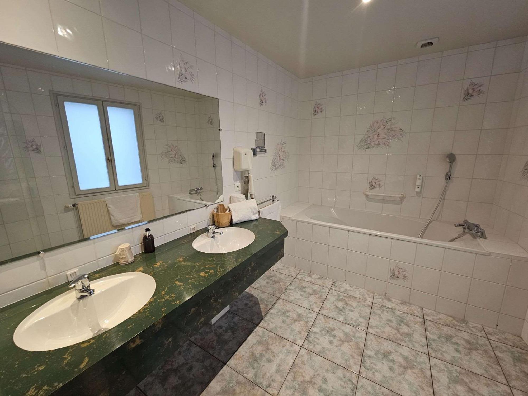 Auberge Du Lac, Sure Hotel Collection By Best Western Mesnil Saint Pere Bagian luar foto