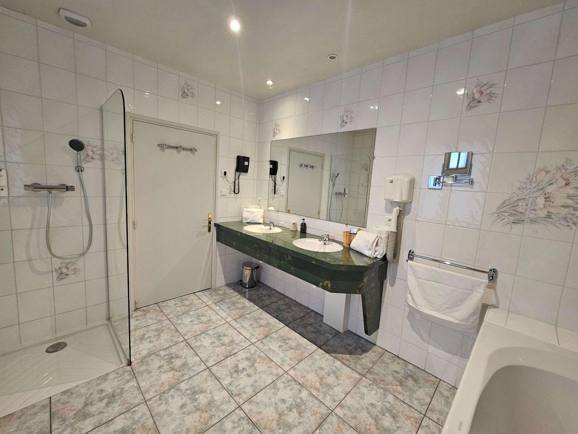 Auberge Du Lac, Sure Hotel Collection By Best Western Mesnil Saint Pere Bagian luar foto
