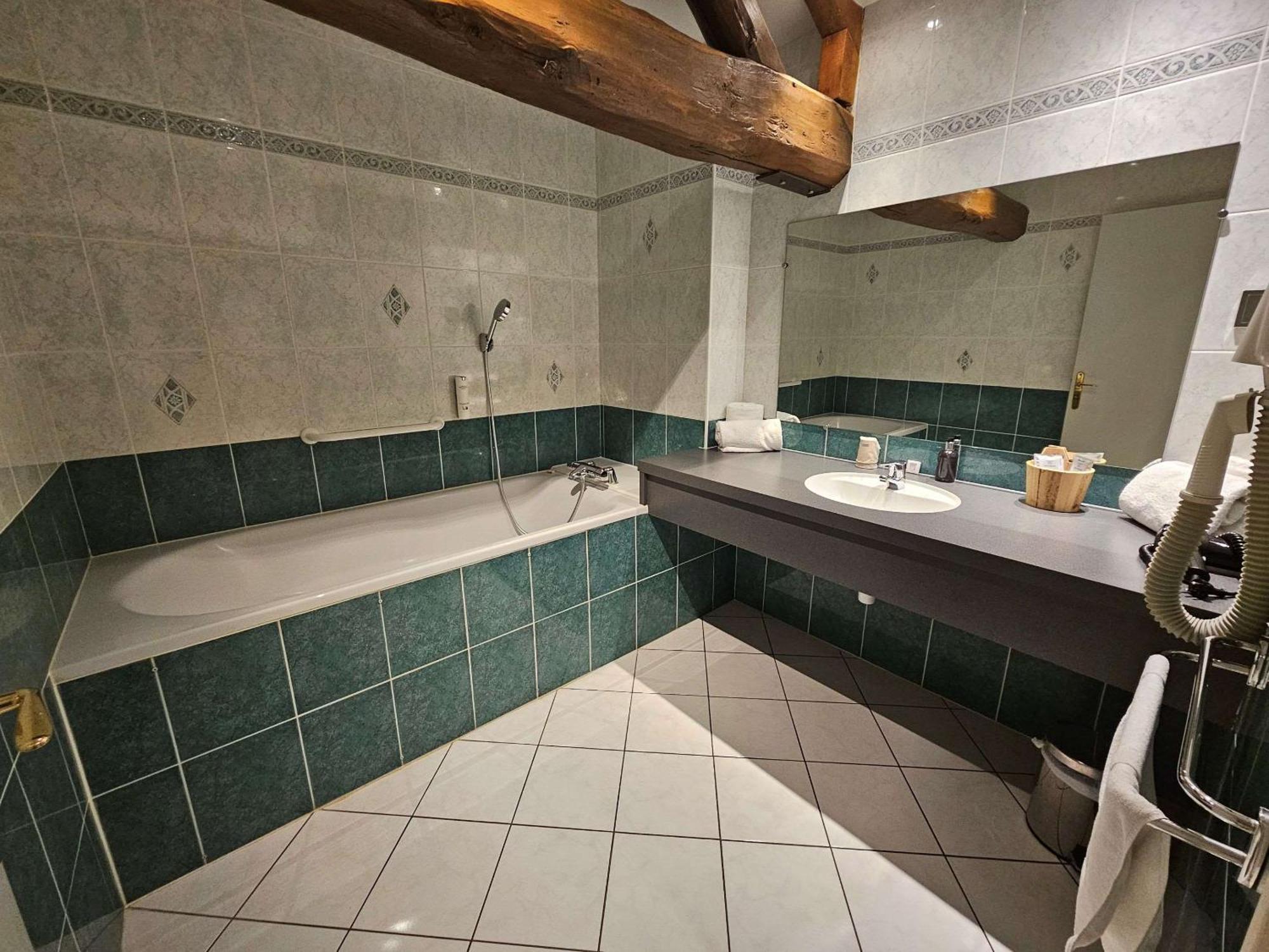 Auberge Du Lac, Sure Hotel Collection By Best Western Mesnil Saint Pere Bagian luar foto