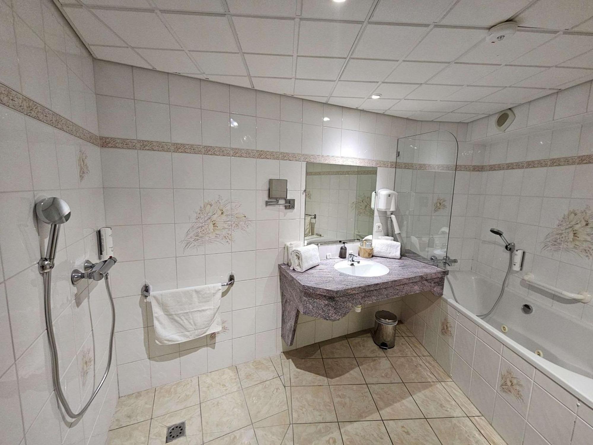 Auberge Du Lac, Sure Hotel Collection By Best Western Mesnil Saint Pere Bagian luar foto